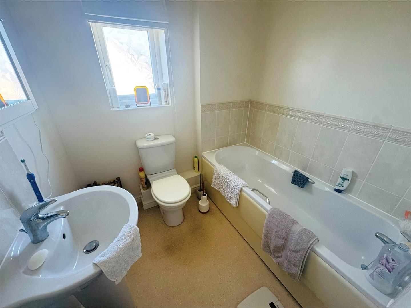 Clos Bryn Haul, Llwynhendy, Llanelli, SA14 9DZ